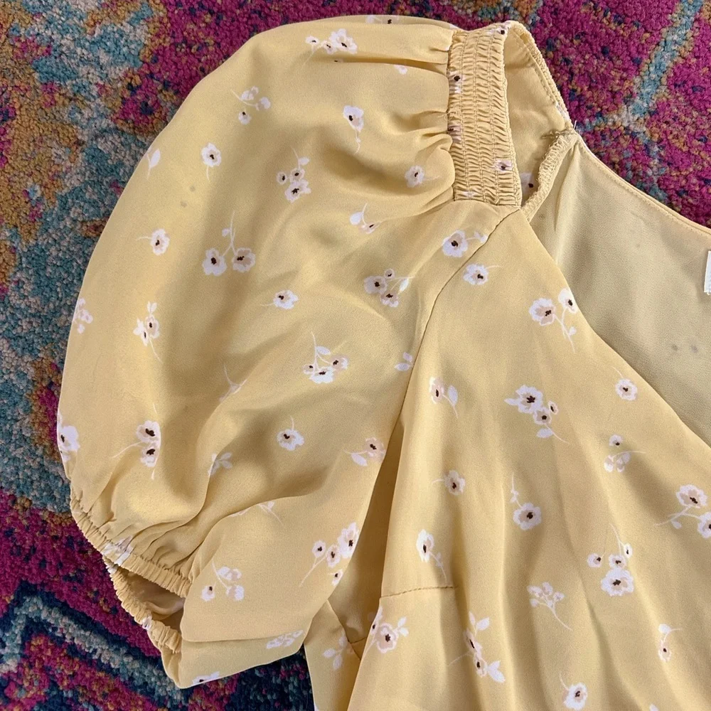 ASTR the label | Women’s Butter Yellow Floral Vneck Ruffle Hem Puff SleeveTop, S